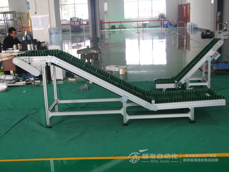 Z字型裙邊擋板爬坡輸送機(jī)