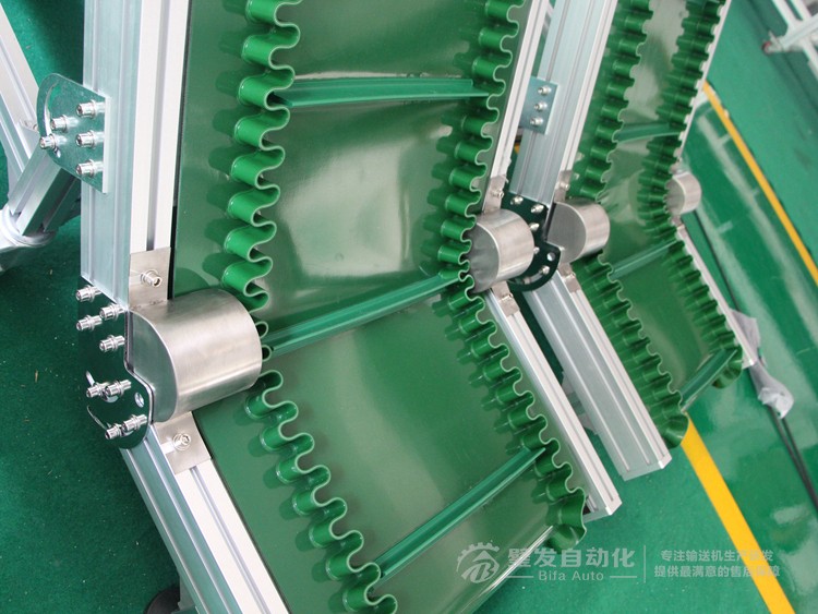 低端帶平臺(tái)裙邊擋板小型爬坡輸送機(jī)