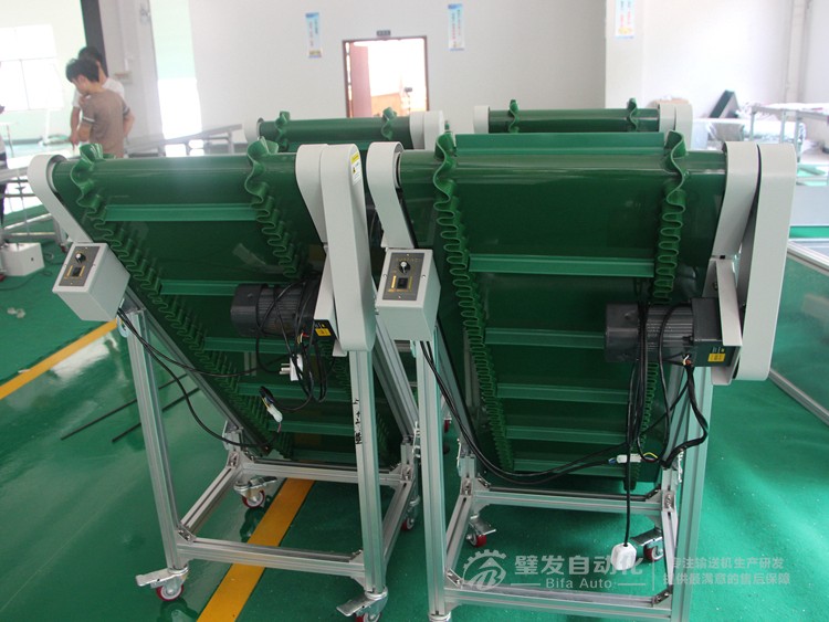 低端帶平臺(tái)裙邊擋板小型爬坡輸送機(jī)