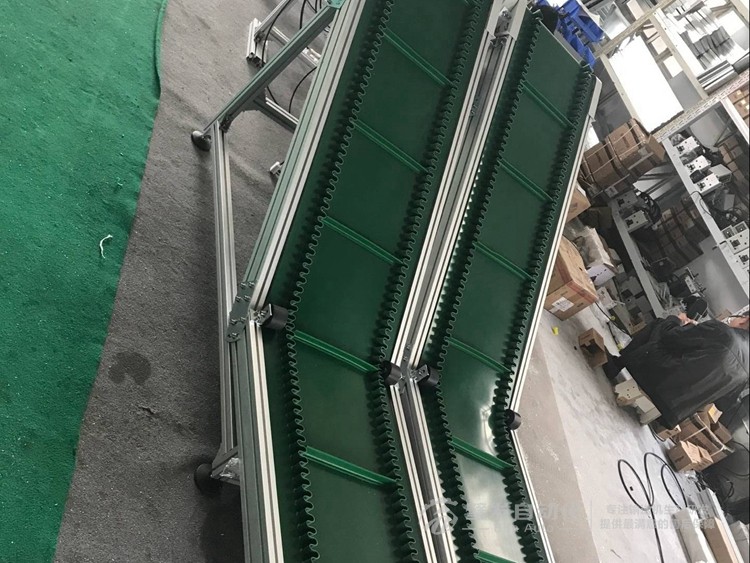 裙邊擋板低端平臺(tái)爬坡輸送線