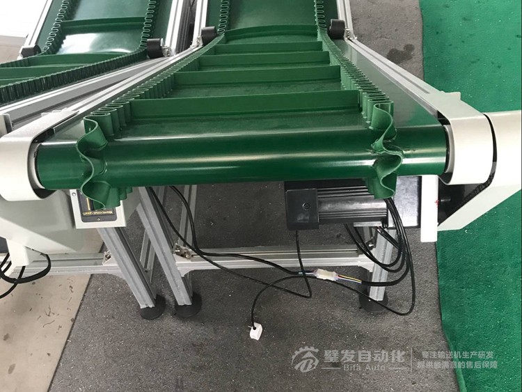 裙邊擋板低端平臺(tái)爬坡輸送線