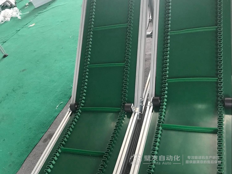 裙邊擋板低端平臺(tái)爬坡輸送線