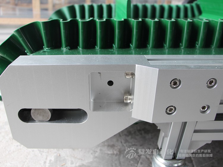 裙邊擋板爬坡輸送機