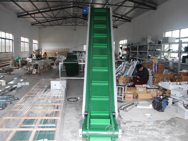 裙邊擋板爬坡輸送機